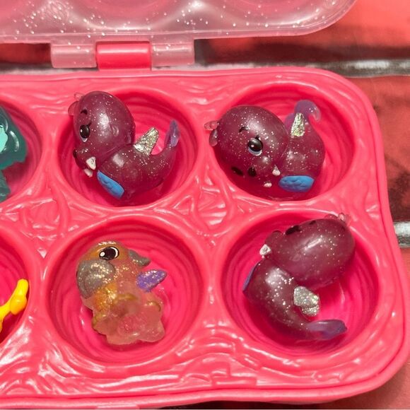 Hatchimals Pink Egg Carton case w/figures - Picture 6 of 7